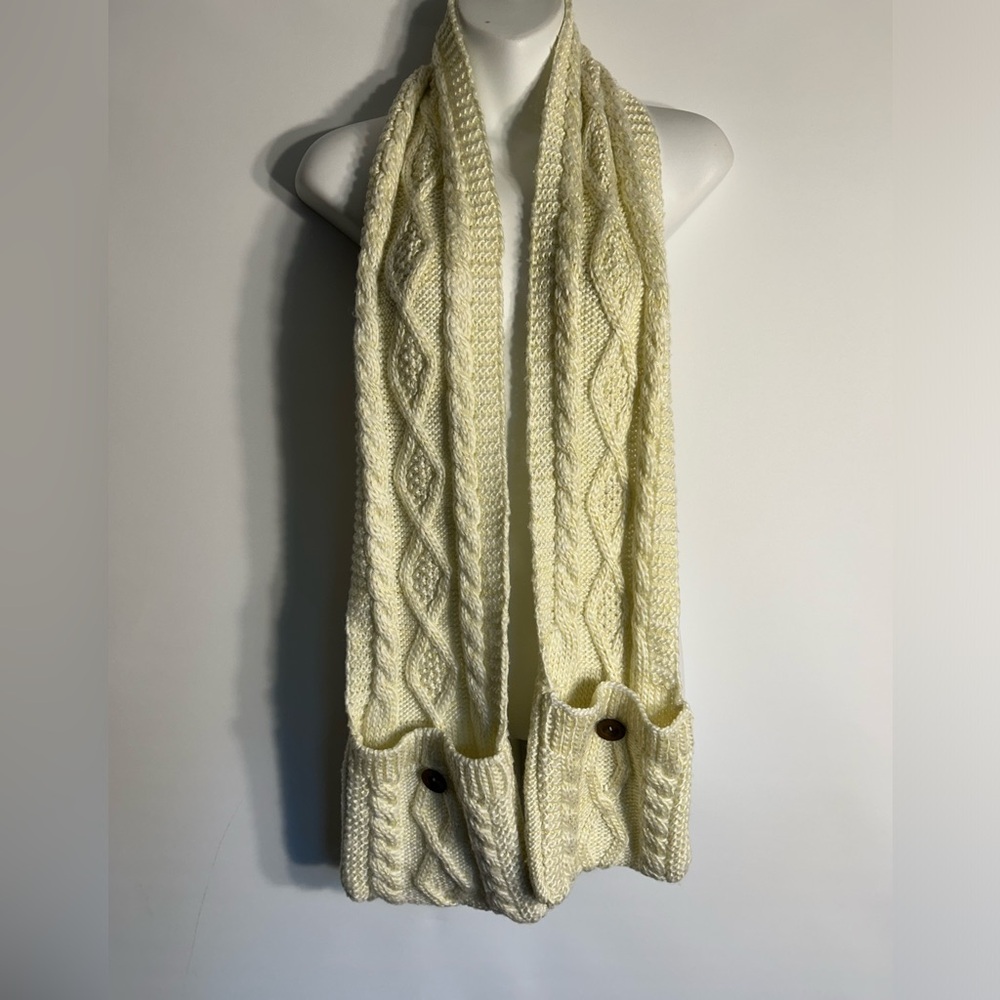 SEVEN APPAREL ONE SIZE IVORY CABLE KNIT GOLD METALLIC/ POCKETS & BUTTONS SCARF